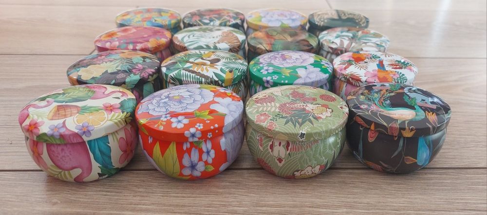 Кръгли метални кутии с капаци за свещи