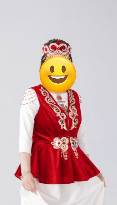Продам Казахский национальный костюм красный велюр. Жилетка и юбка.