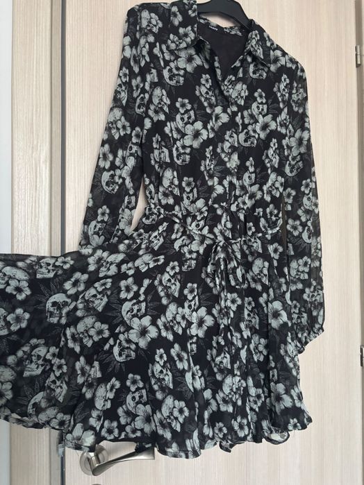 Разкроена ефирна рокля с коланче на талията и десен на цветя