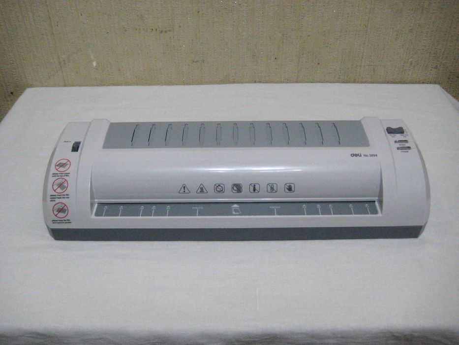 Ламинатор Deli А4 оригинал идеальном рабочим почти новым состоянии!