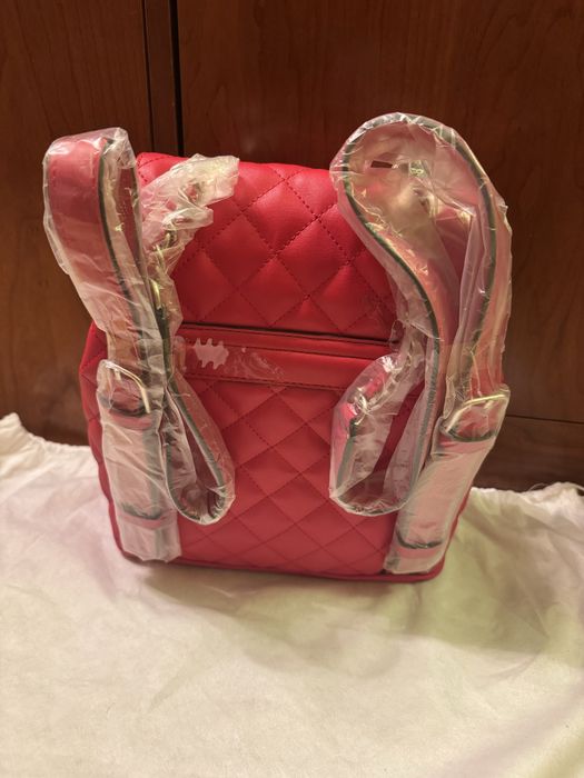 Чисто нова Guess раница