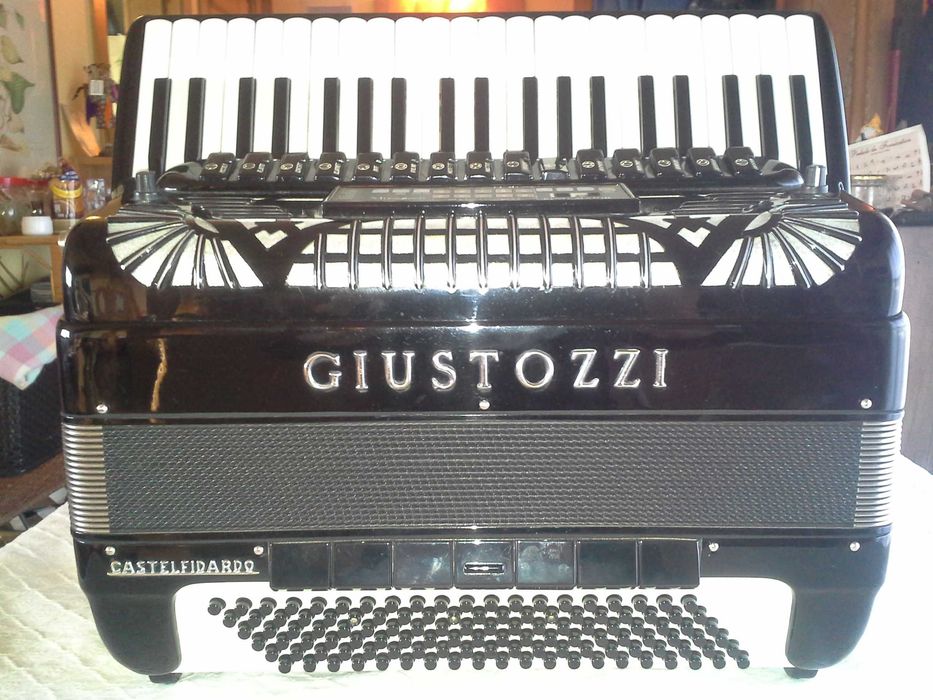 De vânzare, acordeon original italian Giustozzi/ Eladó egy eredeti olasz Giustozzi tangóharmonika