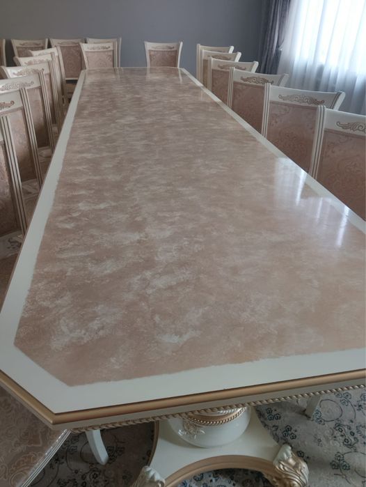 Стол и стулья  для гостевой комнаты