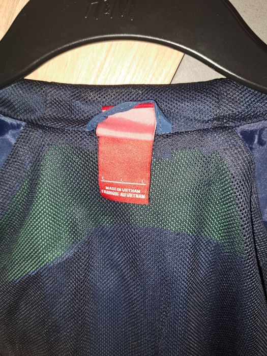 Продавам оригинална ветровка на nike brazil.