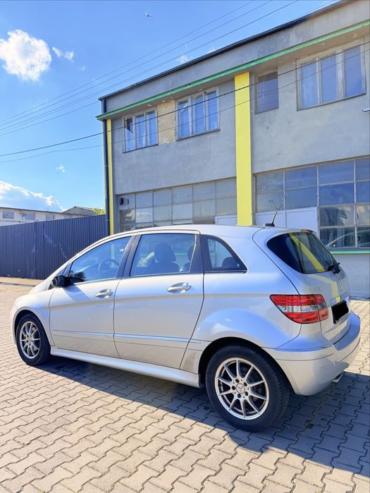 Mercedes-Benz B180