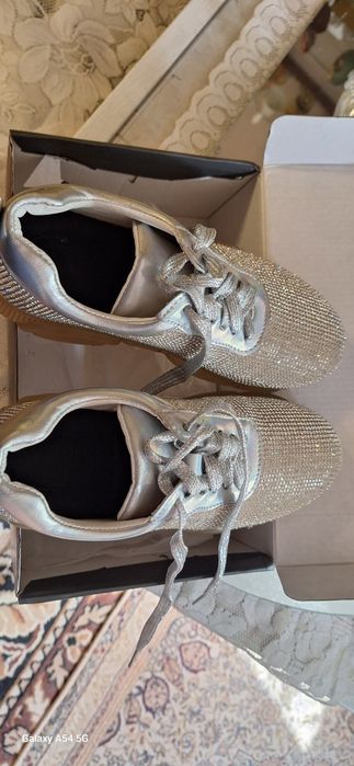 Кроссовки в стразах