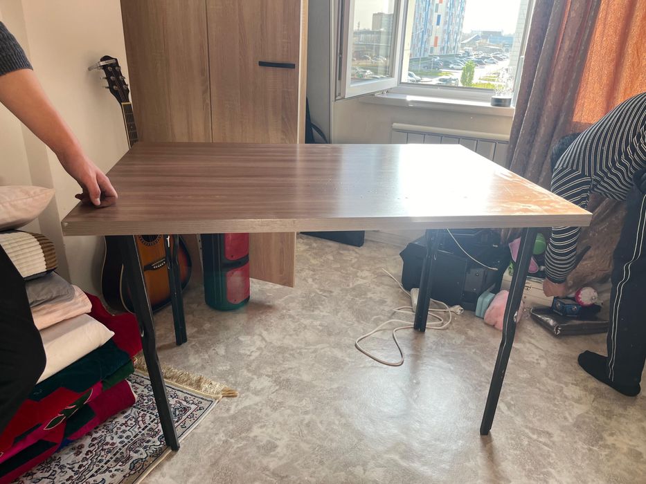 Продаються кухонные столы.