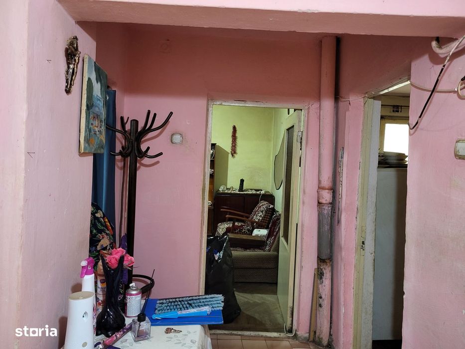 Apartament 3 camere, parter, cu balcon. Necesita renovare completa.