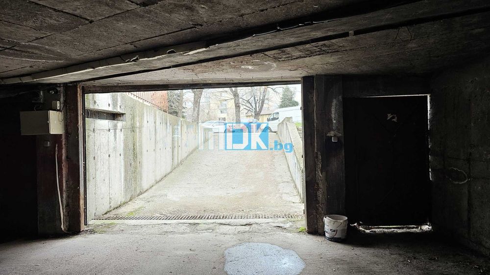 Голям гараж Въстанически