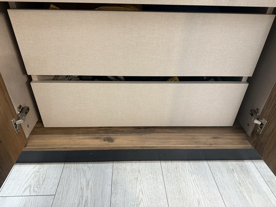 Dulap dressing 6 uși cu oglinzi , modern, stare perfectă