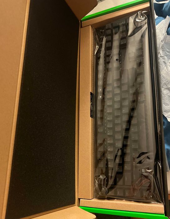 Razer BlackWidow V4 Pro Yellow Switches - Wireless