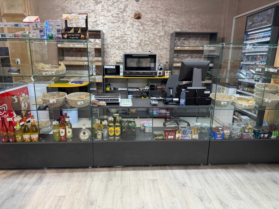 Ansamblu cu 3 vitrine de sticlă ,rafturi Paine ,foietaj sau diverse tot ansamblu