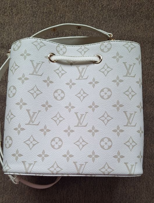 Бяла дамска чанта