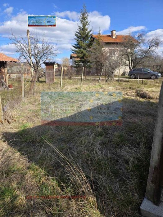 УПИ в с. Кошарево 420 м² със собствен водоизточник и 2 гаражни клетки