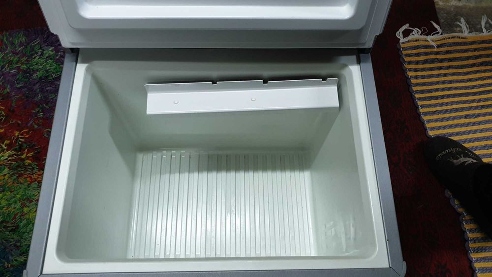 хладилник Dometic за риболов и къмпинг 40 литра на 12v и 220v и газ