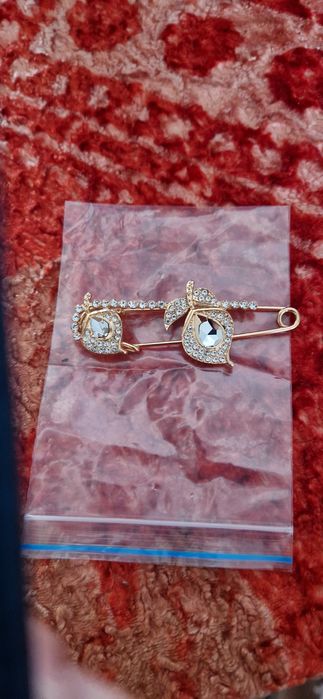 Продам брошьку красивую брльшую.