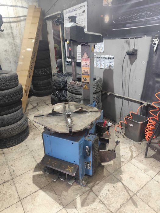 Монтажна машина за гуми със падащо рамо