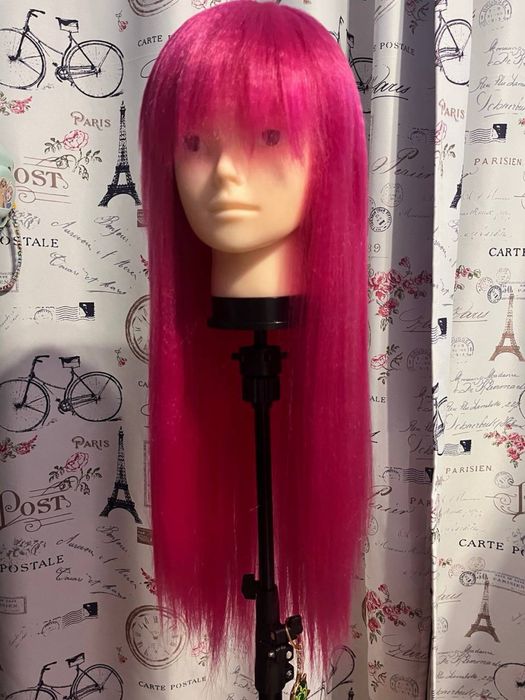 Розовый парик гофрирован