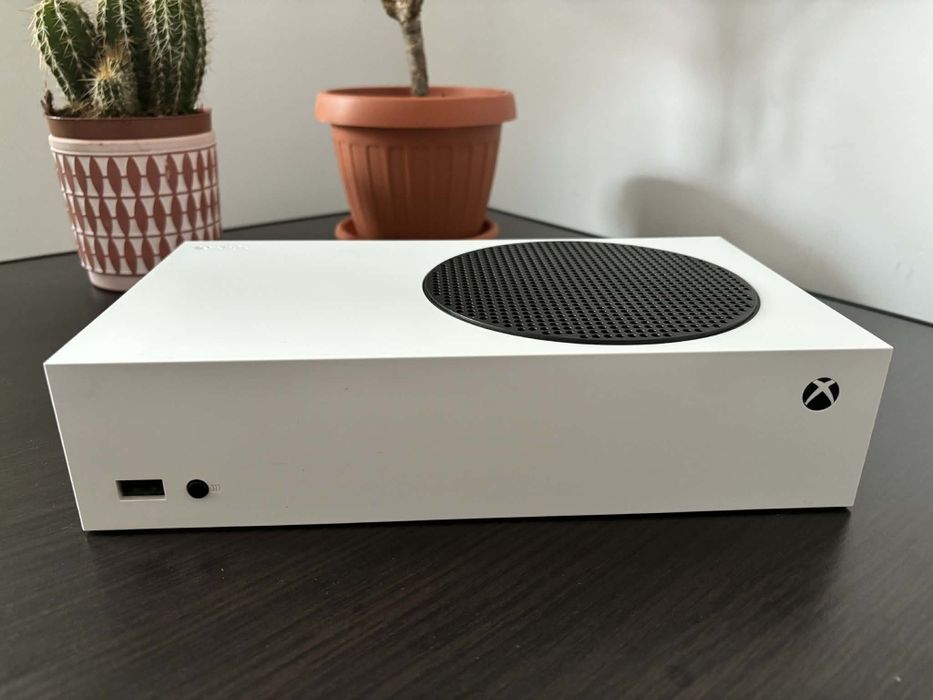 Xbox Series S + 2 controllere + statie de incarcare