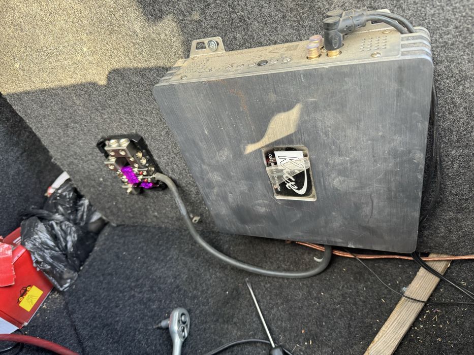 Продам сабвуфер/саб/самбуфер с усилком и коробом