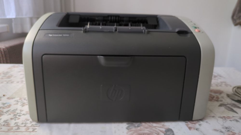 HP LaserJet 1010 – работещ лазерен принтер + нов тонер + дълъг кабел
