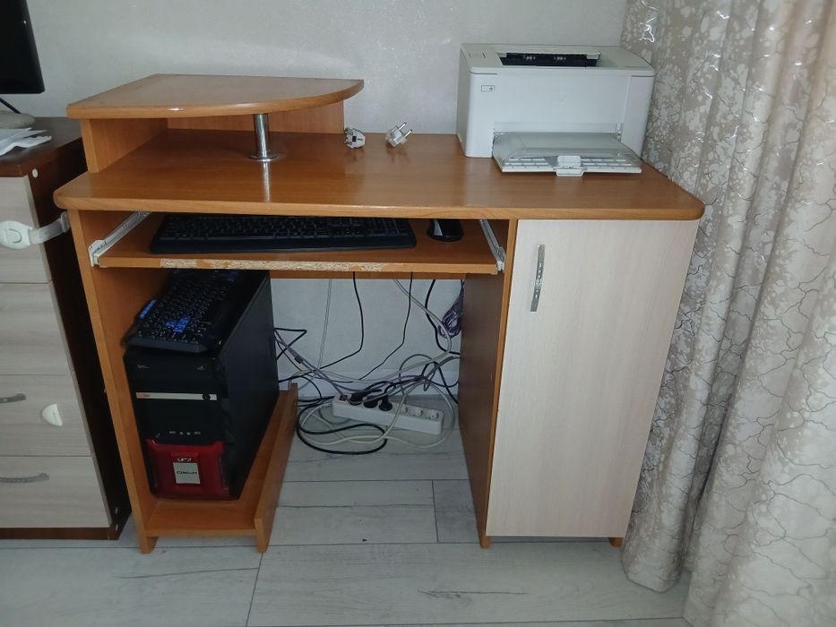 Продам стол компьютерный