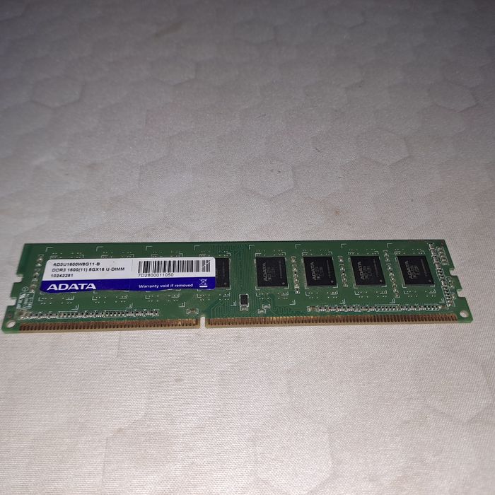 Memorii RAM - 8 GB (1x8) DDR4 2400 MHZ . 8 GB (1x8) DDR3 1600 MHZ.