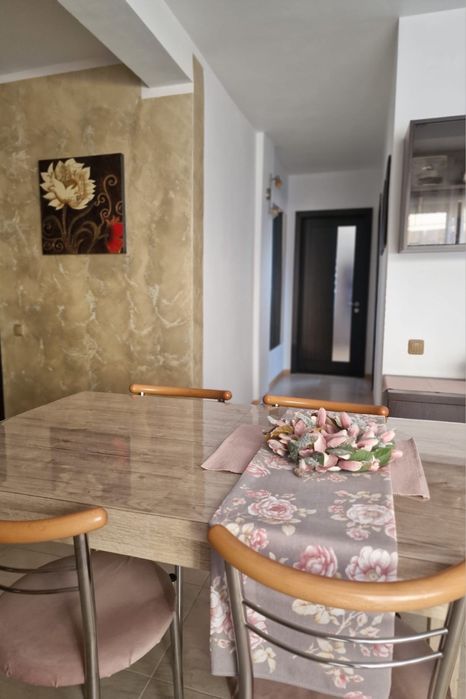 Apartament cu trei camere de vânzare