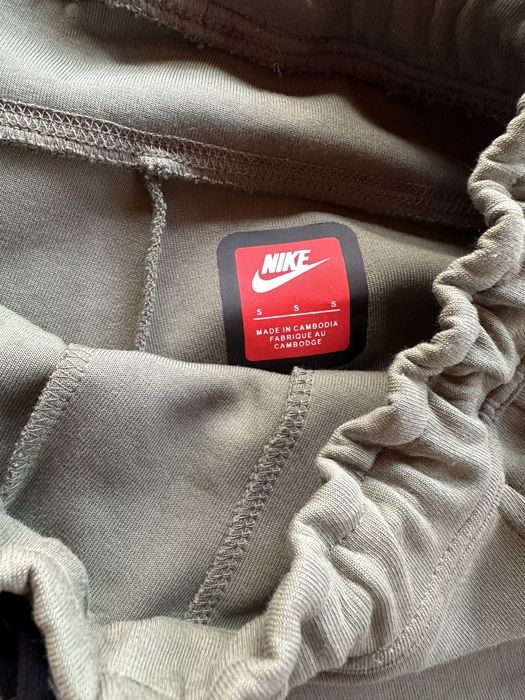 Мъжки,памучни,къси панталонки Nike в масленозелено с активен джоб