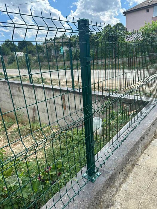 Мрежа с декорация. Метални оградни пана и колове. Ограда. Врати.