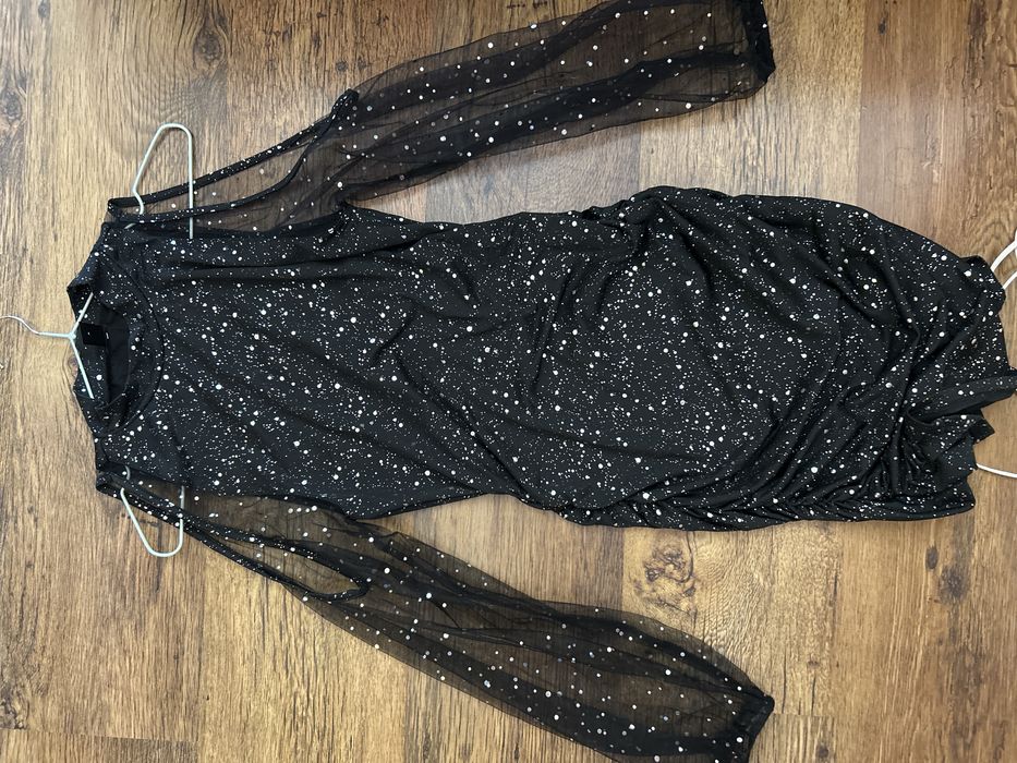 Елегантна черна рокля с прозрачни ръкави