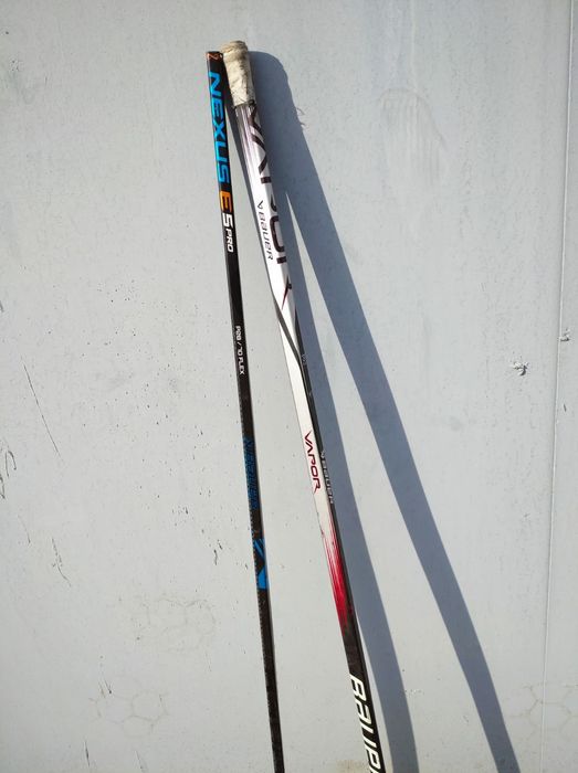 Хоккейные клюшки.