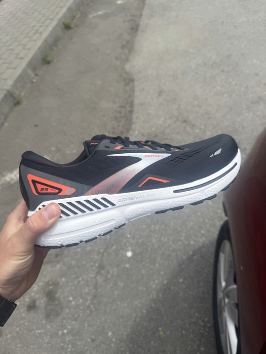 adidasi de alergare brooks Noi