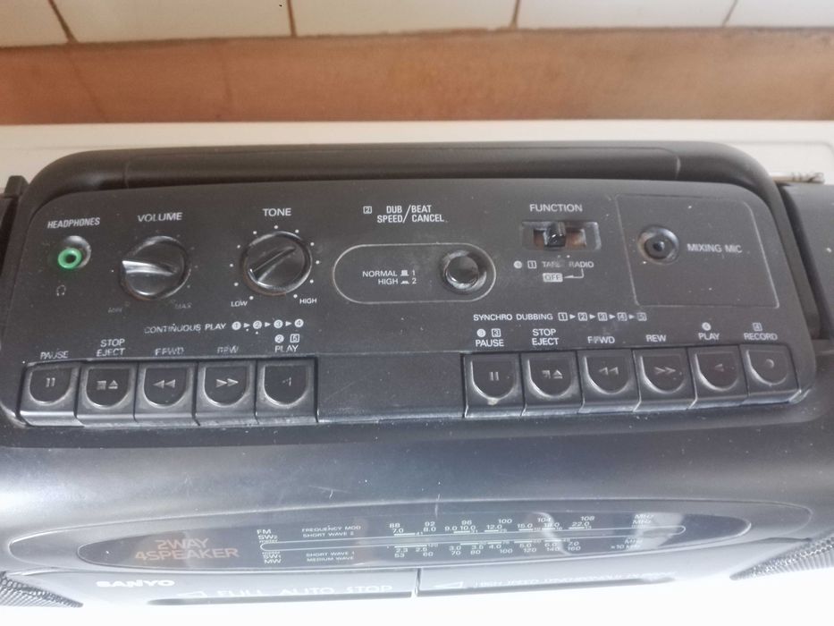 Радиокасетофон SANYO , радио VEF 206 и NORD MENDE U 106 .