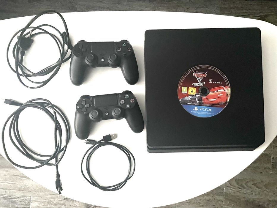 PlayStation 4 (PS4) Slim 500GB + 2 орогинални контролера