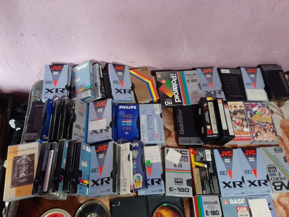 Vând casete video filme vechi traduse vocal în stare bună