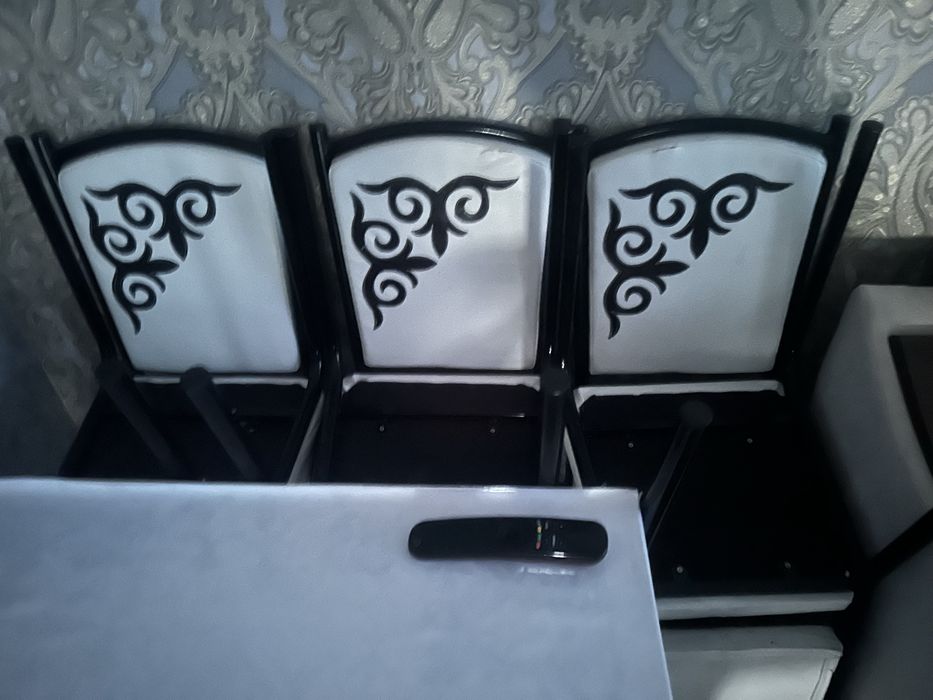 Продам стол со стулями в отличном состоянии