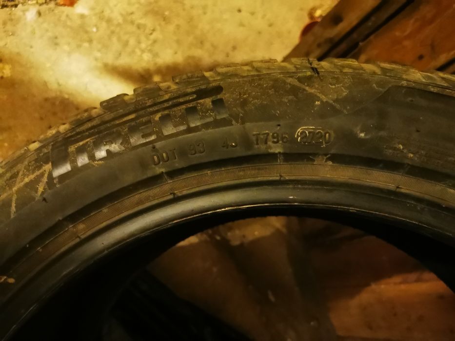 245 45 18 Зимни гуми Пирели 4 бр.