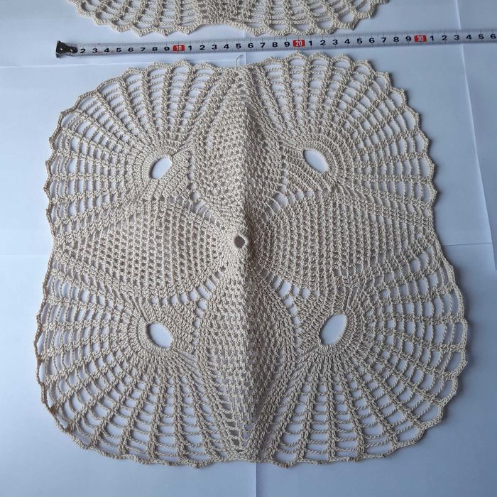 Бежови покривчици, плетени на една кука