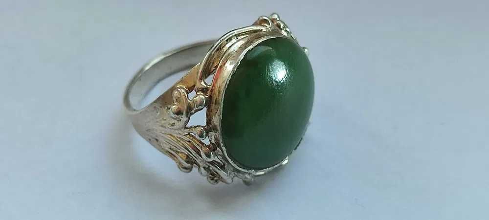 Красивое серебряное кольцо с камнем НЕФРИТ