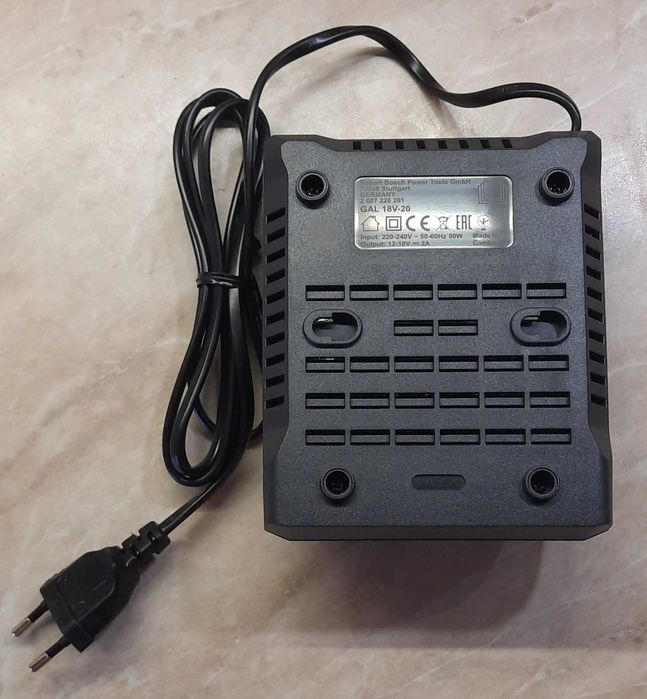 Комплект ново зарядно Bocsh GAL18V-20 и 3бр. батерии Bosch GBA18V-20 Li-Ion 2.0 Ah - 2 нови и една употребявана