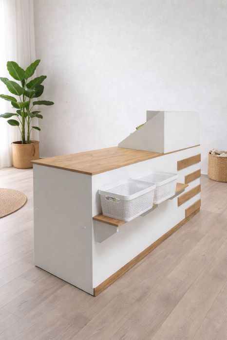 Продам Стол-ресепшн для бутиков одежды