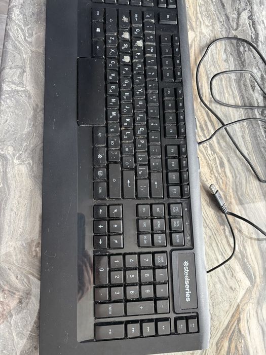 Монитор марки Philips с игровой клавиатурой