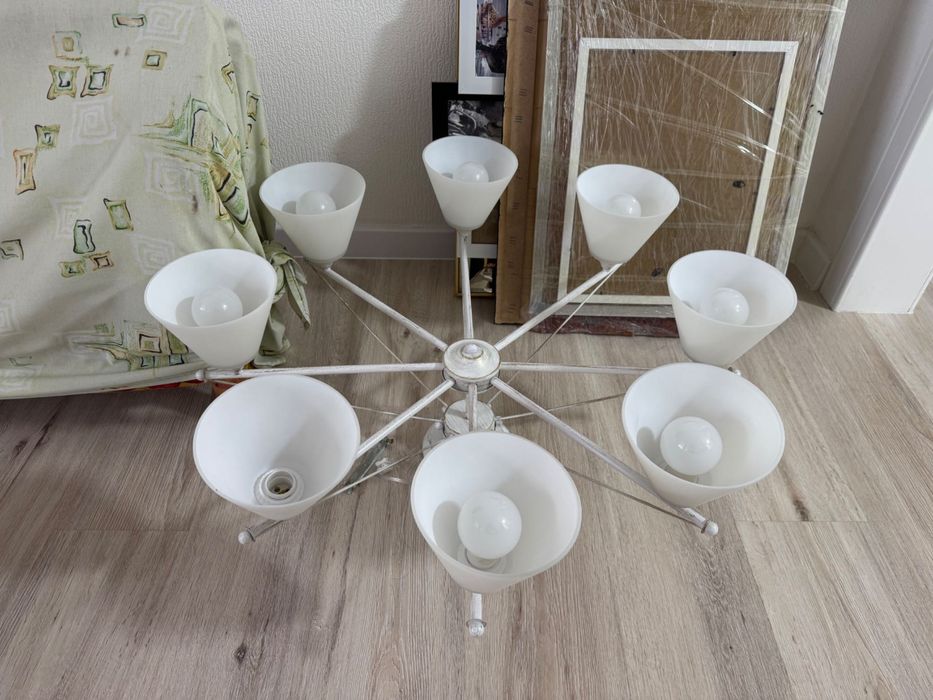 Продам люстру белую 8 лампочек