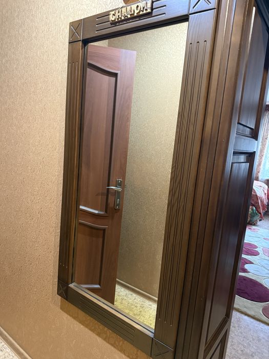 Продам зеркало с деревянной рамкой