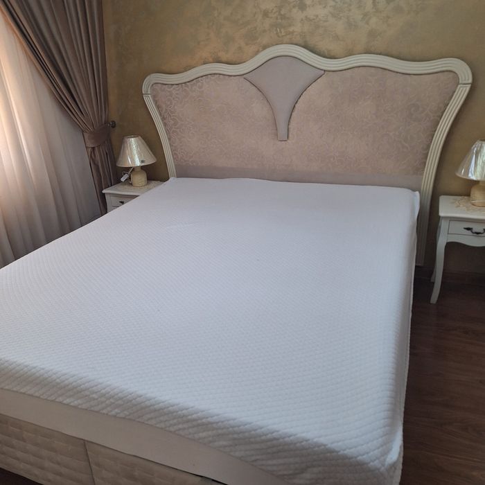 Culoare: crem/bej .Tăblie înaltă, tapițată, cu model decorativ elegant .Aspect Prevăzut cu spațiu generos de depozitare sub pat .