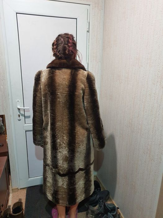 Продам женскую шубу.