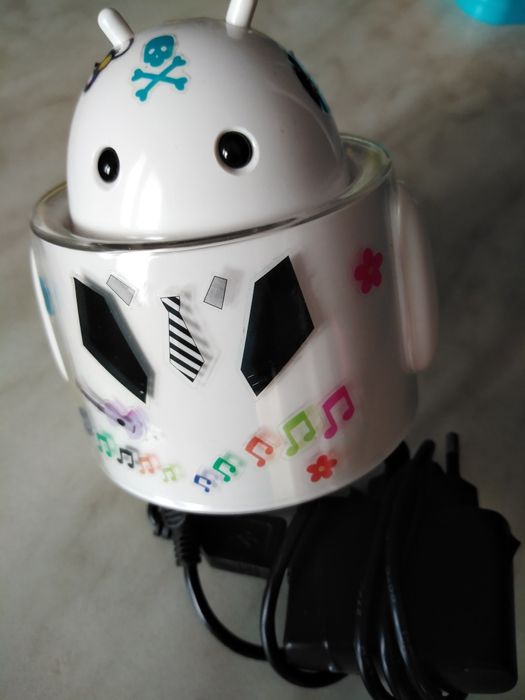 Мини тонколона във формата на андроид / зареждаща се / има и зарядно