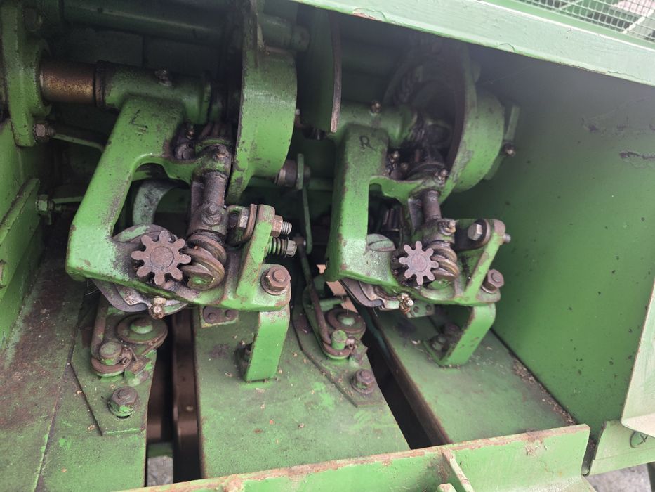 Balotiera John Deere 219 cu aruncator baloti pătrați