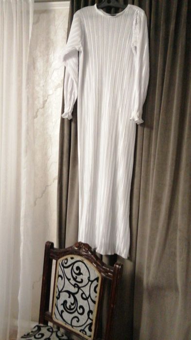Платья белый . материал плессировка
